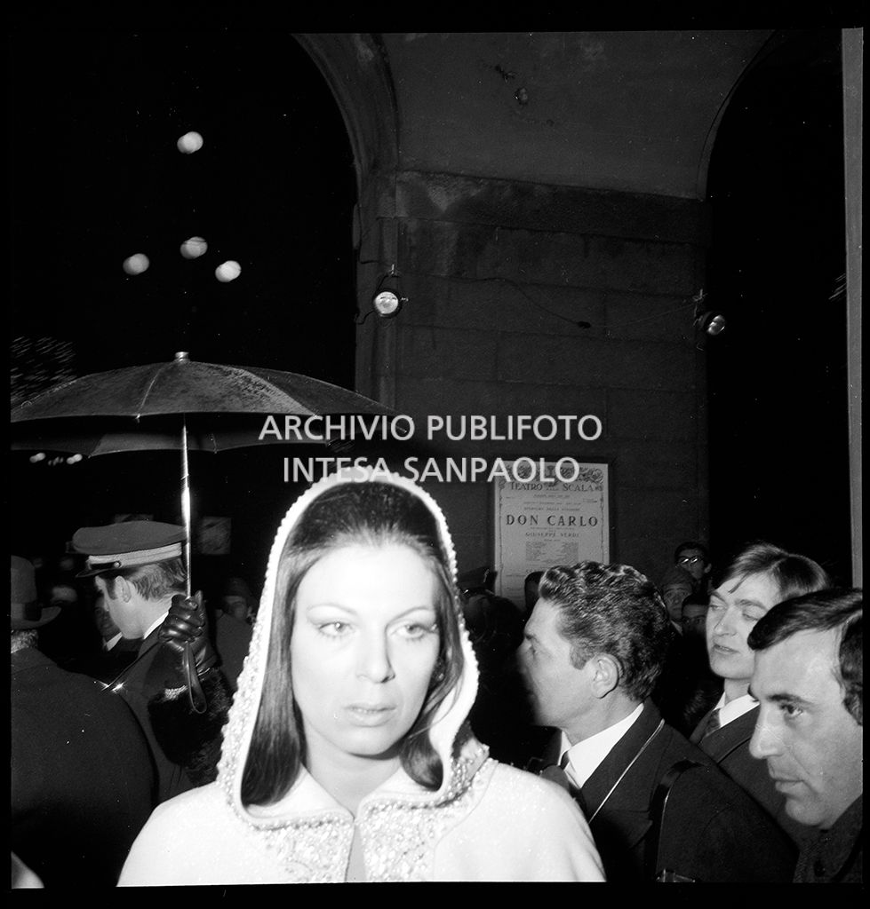 Contestazioni fuori dal Teatro alla Scala la sera dell'inaugurazione della stagione lirica 1968-1969