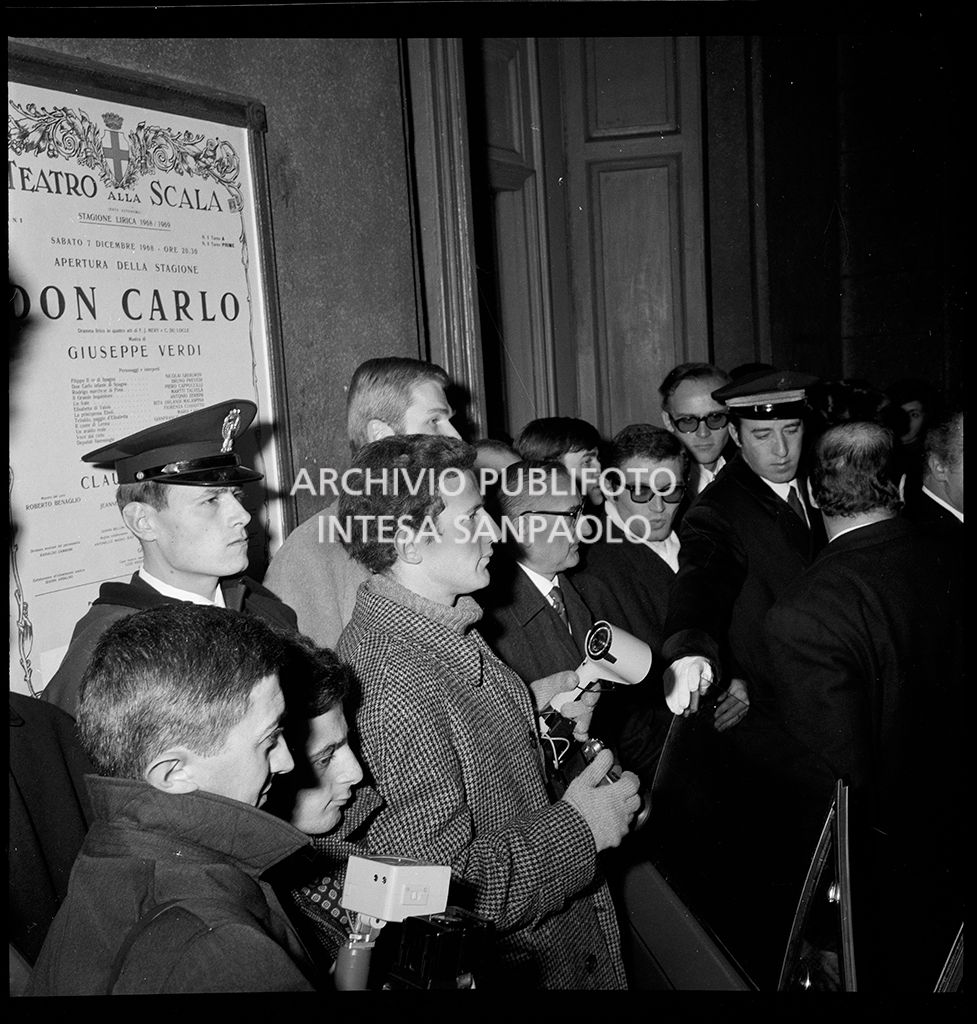 Contestazioni fuori dal Teatro alla Scala la sera dell'inaugurazione della stagione lirica 1968-1969