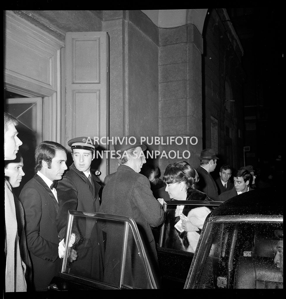 Contestazioni fuori dal Teatro alla Scala la sera dell'inaugurazione della stagione lirica 1968-1969