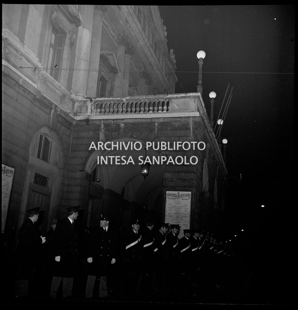Contestazioni fuori dal Teatro alla Scala la sera dell'inaugurazione della stagione lirica 1968-1969