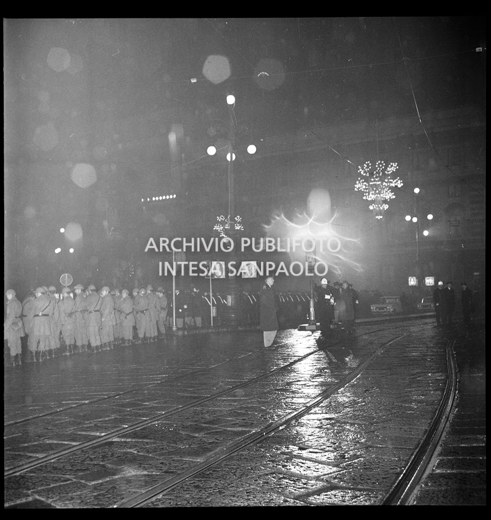 Contestazioni fuori dal Teatro alla Scala la sera dell'inaugurazione della stagione lirica 1968-1969