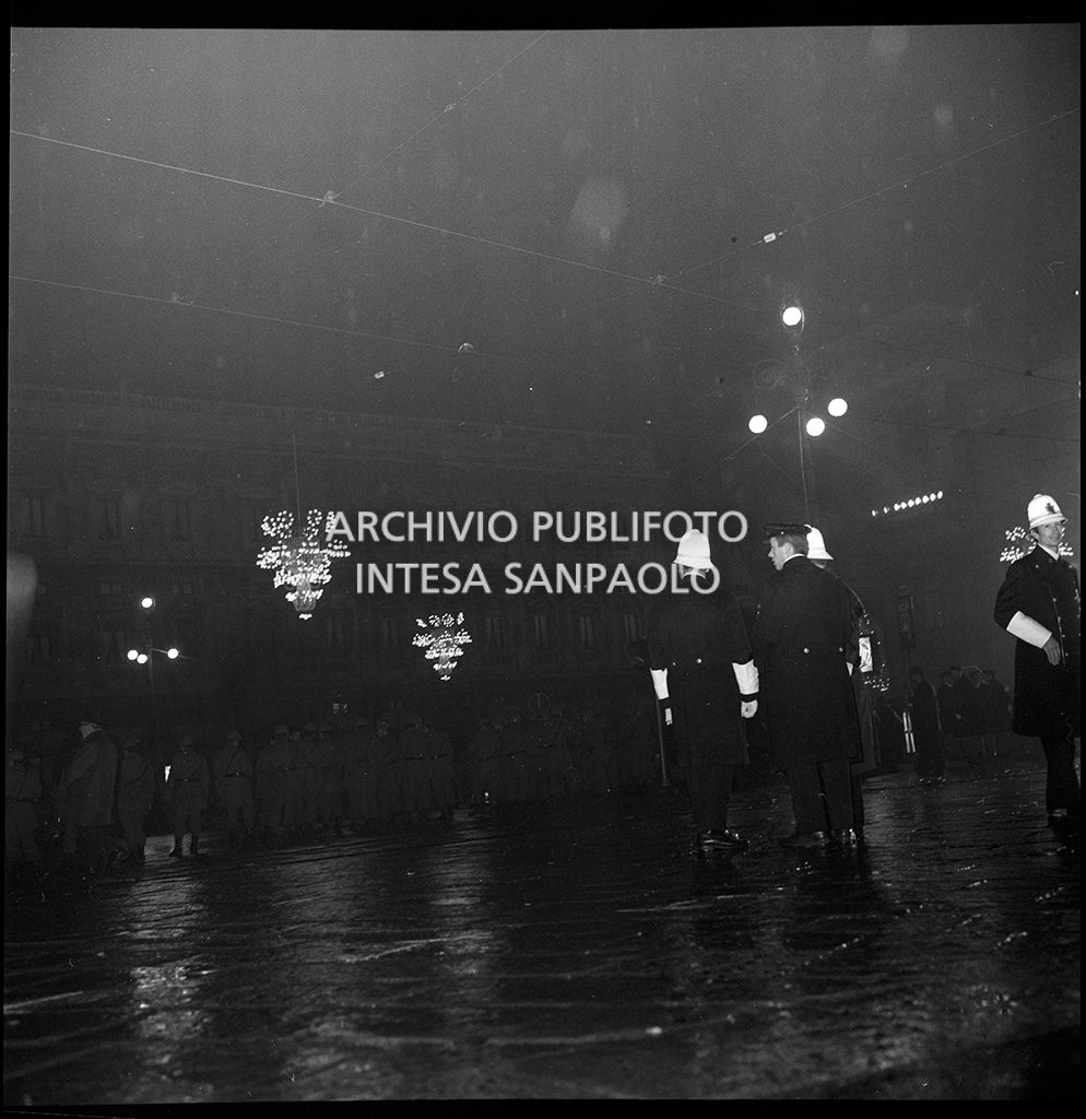 Contestazioni fuori dal Teatro alla Scala la sera dell'inaugurazione della stagione lirica 1968-1969