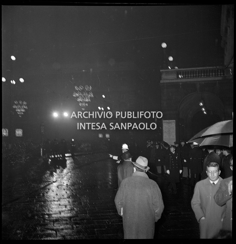 Contestazioni fuori dal Teatro alla Scala la sera dell'inaugurazione della stagione lirica 1968-1969