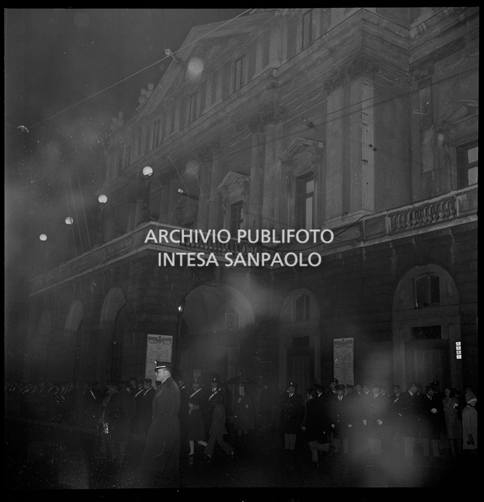 Contestazioni fuori dal Teatro alla Scala la sera dell'inaugurazione della stagione lirica 1968-1969