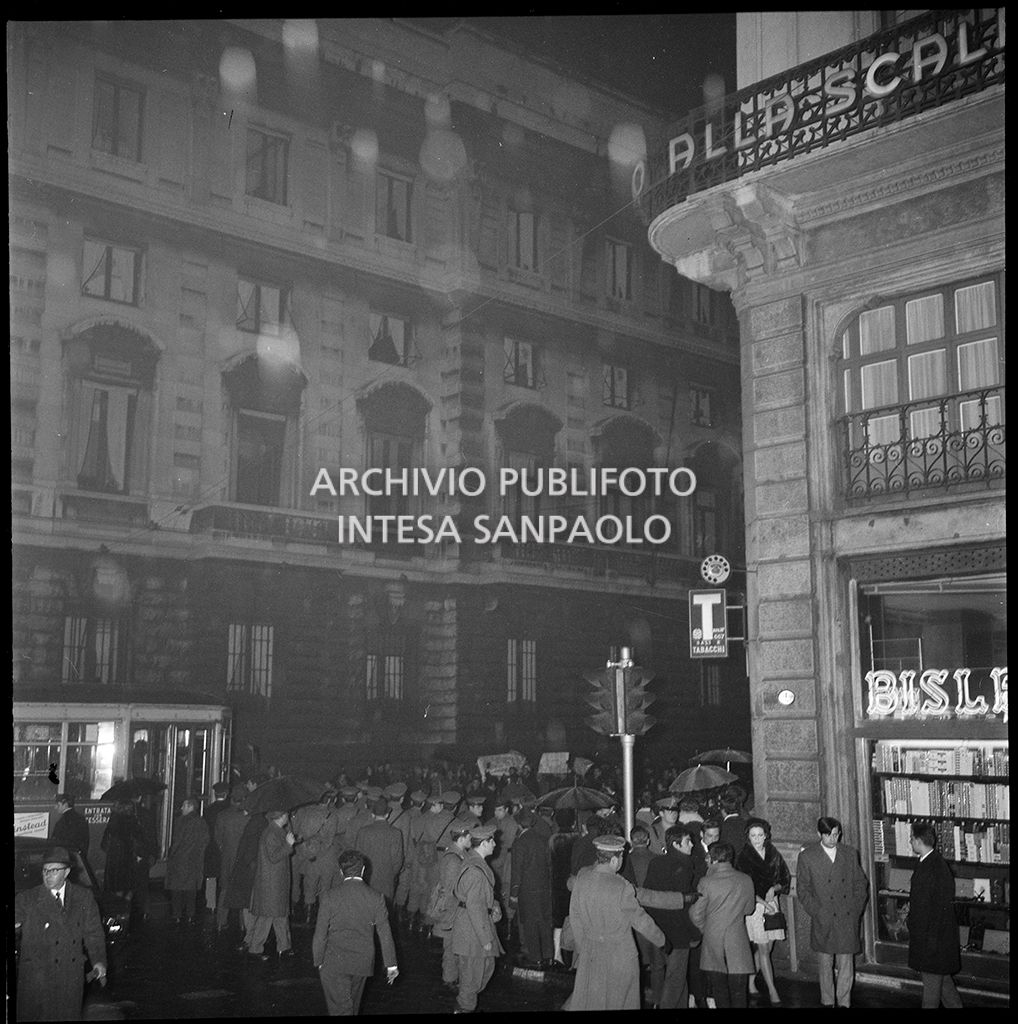 Contestazioni fuori dal Teatro alla Scala la sera dell'inaugurazione della stagione lirica 1968-1969