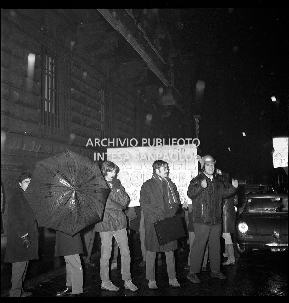 Contestazioni fuori dal Teatro alla Scala la sera dell'inaugurazione della stagione lirica 1968-1969