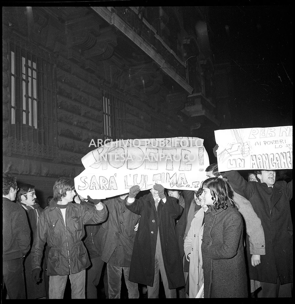 Contestazioni fuori dal Teatro alla Scala la sera dell'inaugurazione della stagione lirica 1968-1969