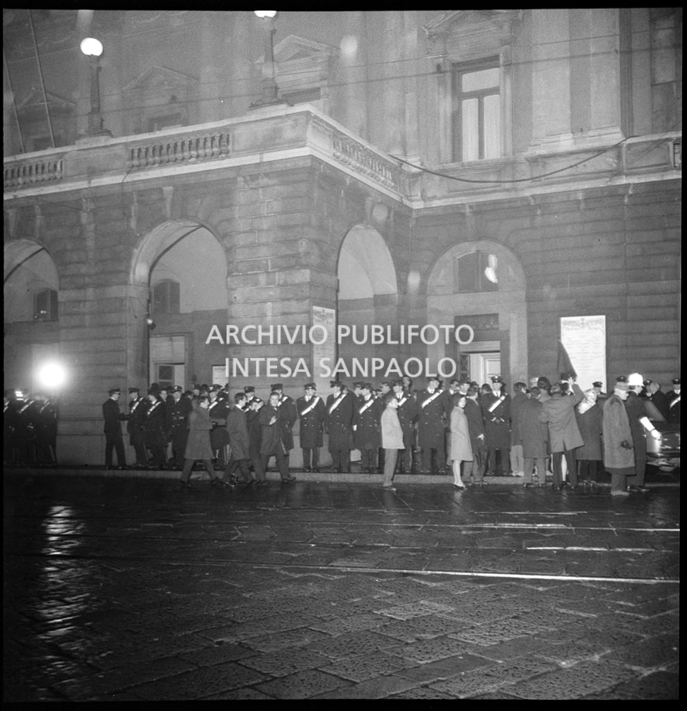 Contestazioni fuori dal Teatro alla Scala la sera dell'inaugurazione della stagione lirica 1968-1969