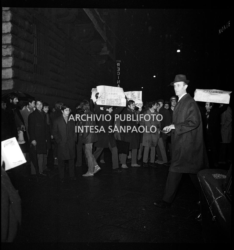 Contestazioni fuori dal Teatro alla Scala la sera dell'inaugurazione della stagione lirica 1968-1969