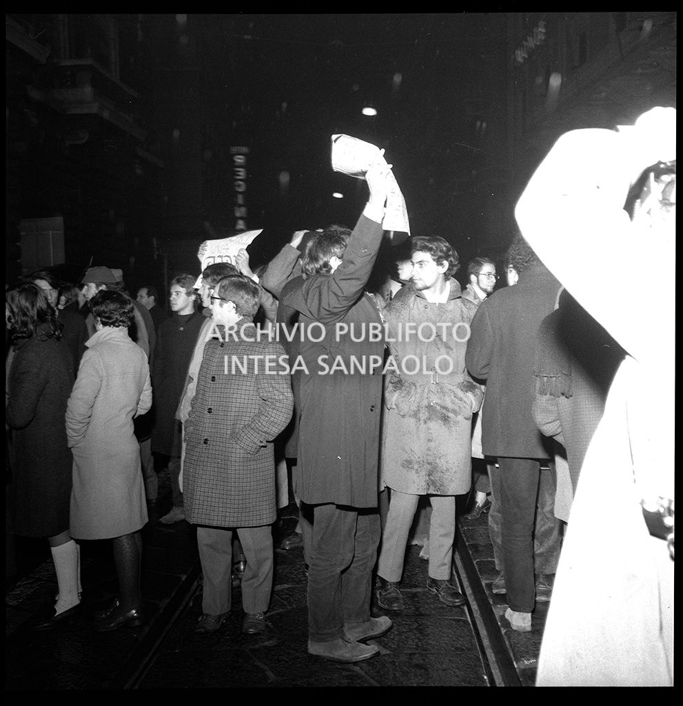Contestazioni fuori dal Teatro alla Scala la sera dell'inaugurazione della stagione lirica 1968-1969
