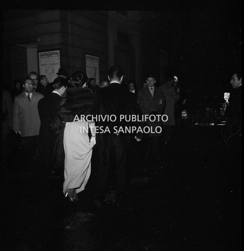 Contestazioni fuori dal Teatro alla Scala la sera dell'inaugurazione della stagione lirica 1968-1969