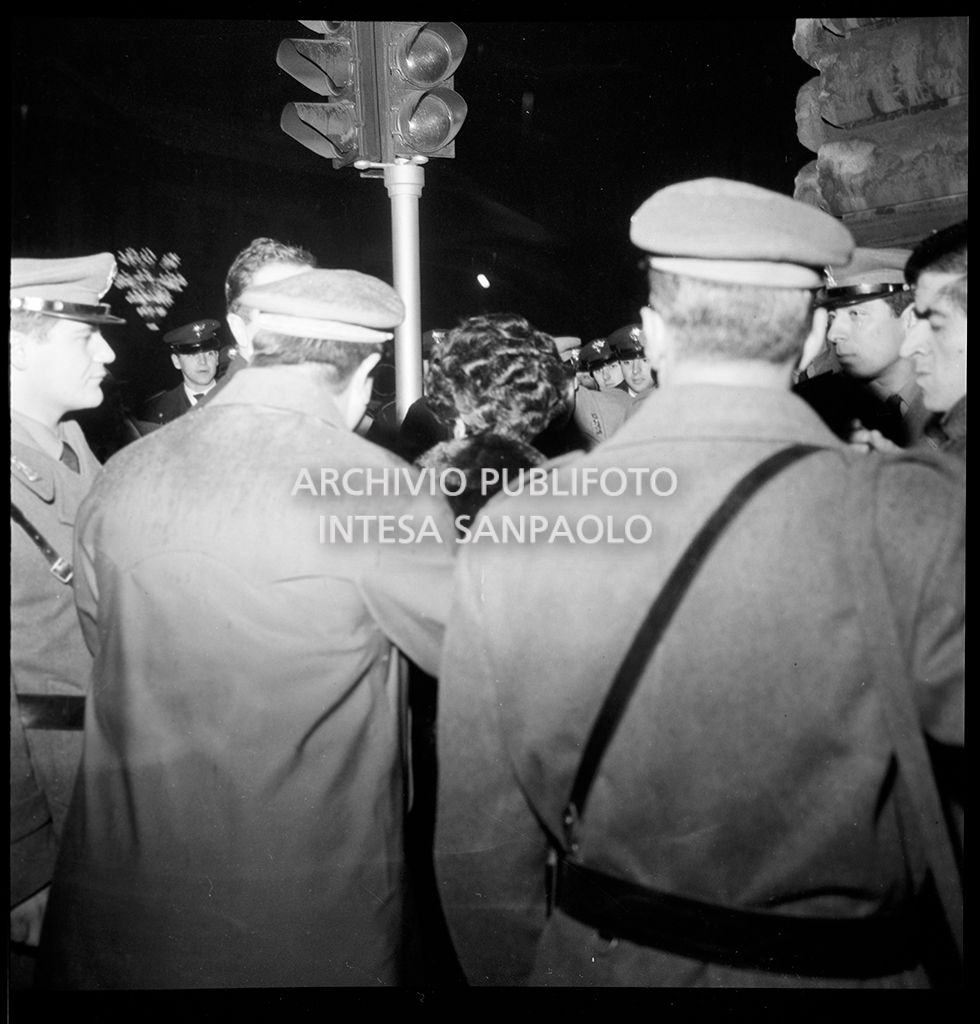 Contestazioni fuori dal Teatro alla Scala la sera dell'inaugurazione della stagione lirica 1968-1969