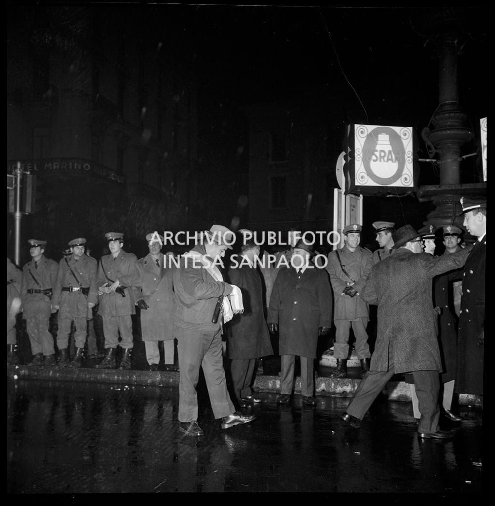 Contestazioni fuori dal Teatro alla Scala la sera dell'inaugurazione della stagione lirica 1968-1969