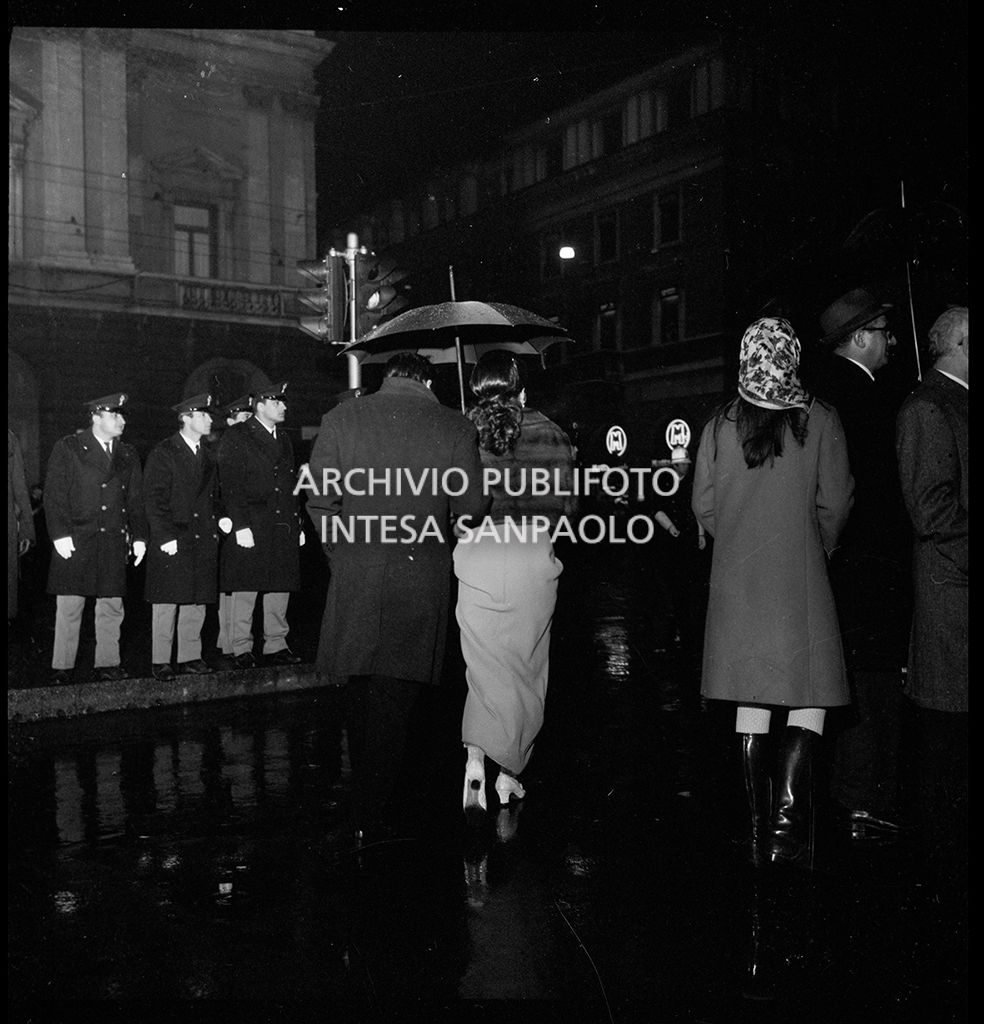 Contestazioni fuori dal Teatro alla Scala la sera dell'inaugurazione della stagione lirica 1968-1969