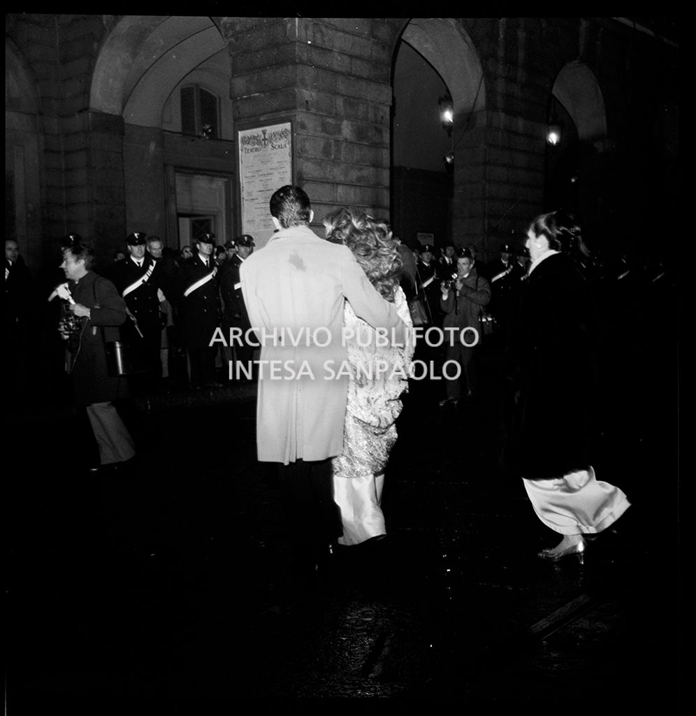 Contestazioni fuori dal Teatro alla Scala la sera dell'inaugurazione della stagione lirica 1968-1969