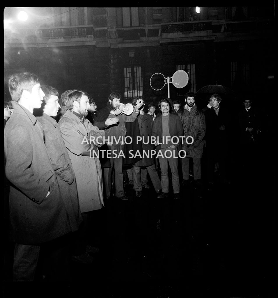 Contestazioni fuori dal Teatro alla Scala la sera dell'inaugurazione della stagione lirica 1968-1969