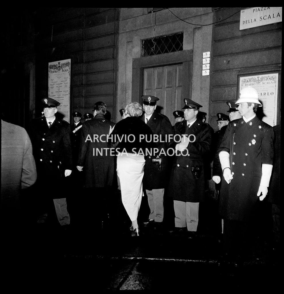 Contestazioni fuori dal Teatro alla Scala la sera dell'inaugurazione della stagione lirica 1968-1969