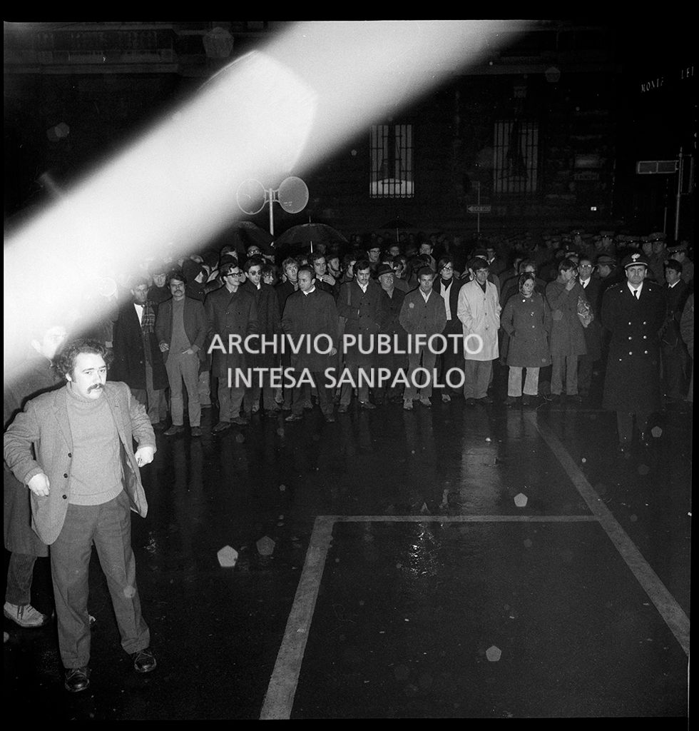 Contestazioni fuori dal Teatro alla Scala la sera dell'inaugurazione della stagione lirica 1968-1969