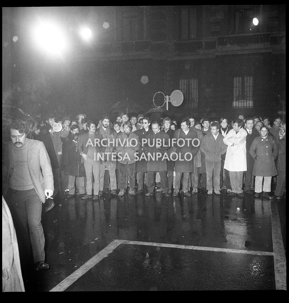 Contestazioni fuori dal Teatro alla Scala la sera dell'inaugurazione della stagione lirica 1968-1969