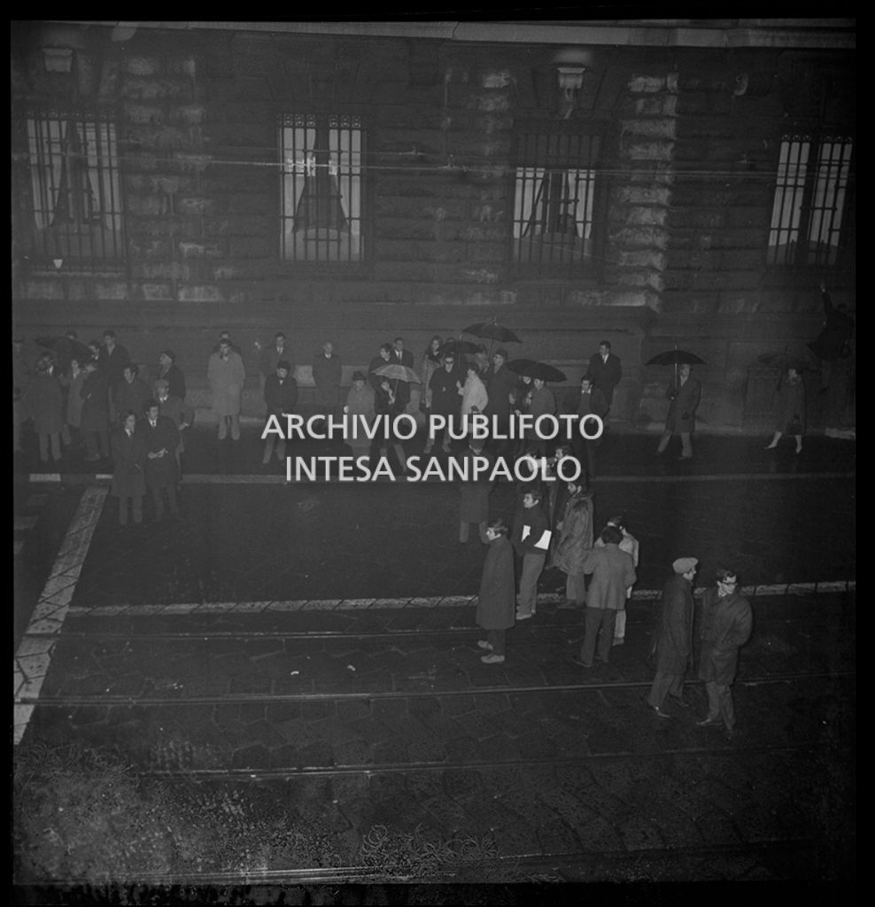 Contestazioni fuori dal Teatro alla Scala la sera dell'inaugurazione della stagione lirica 1968-1969