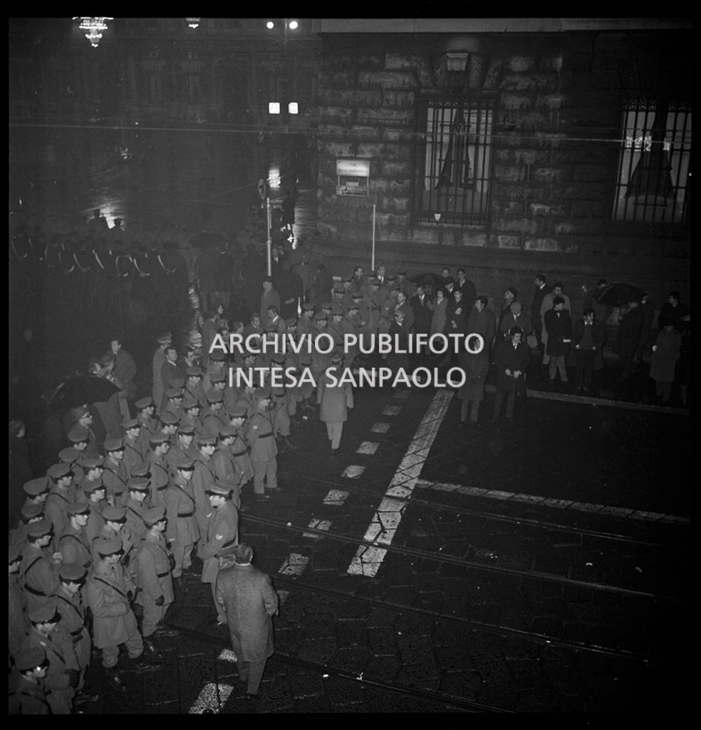Contestazioni fuori dal Teatro alla Scala la sera dell'inaugurazione della stagione lirica 1968-1969