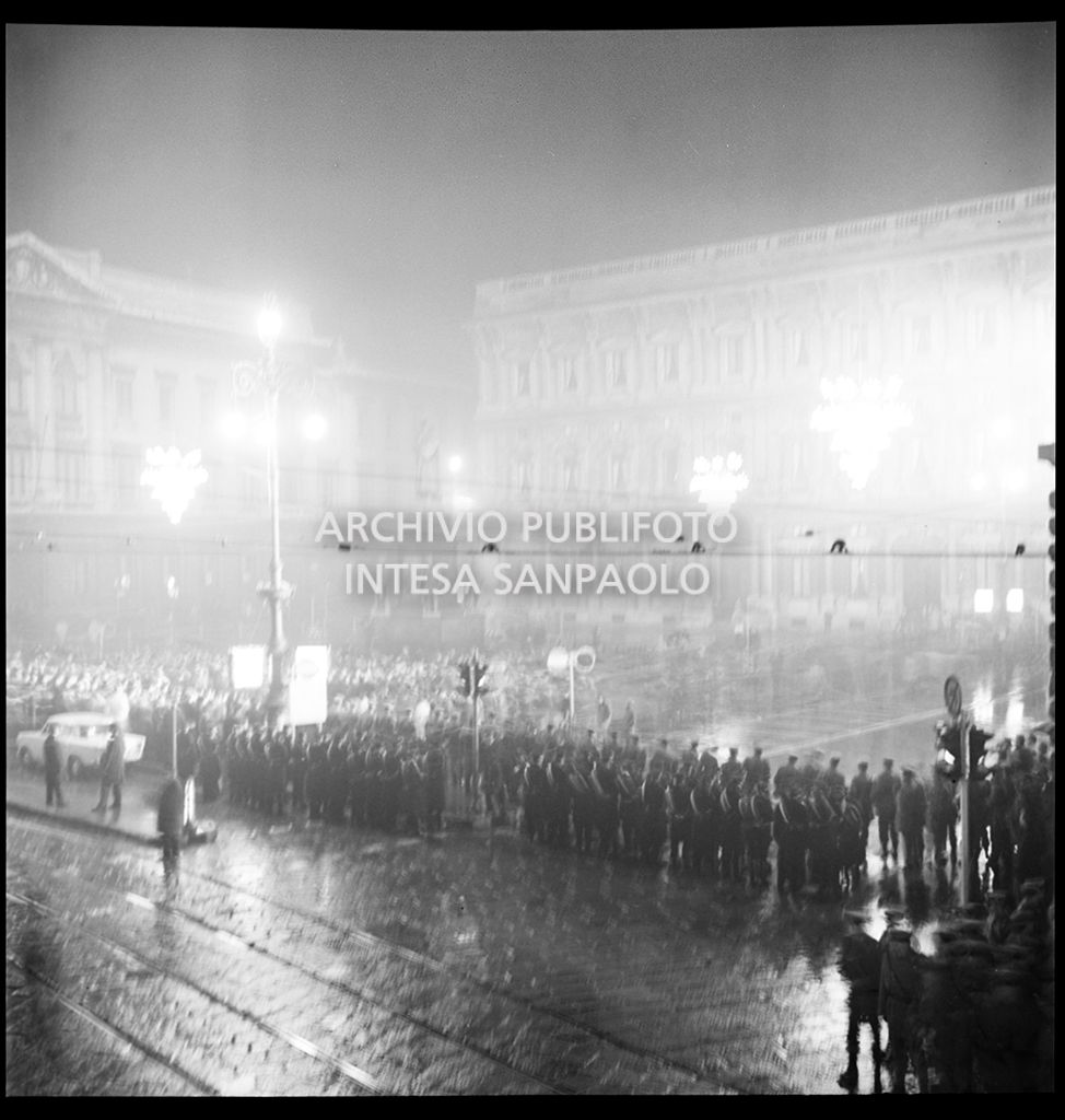 Contestazioni fuori dal Teatro alla Scala la sera dell'inaugurazione della stagione lirica 1968-1969