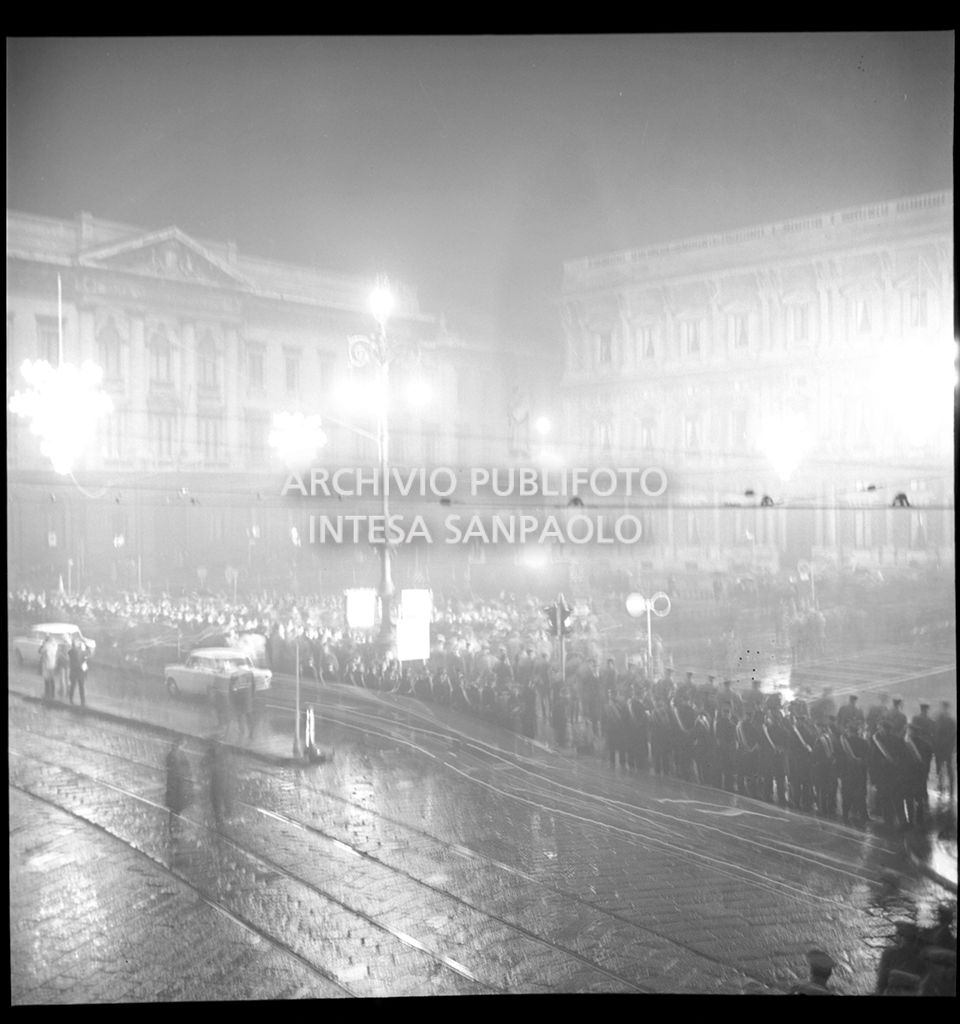 Contestazioni fuori dal Teatro alla Scala la sera dell'inaugurazione della stagione lirica 1968-1969