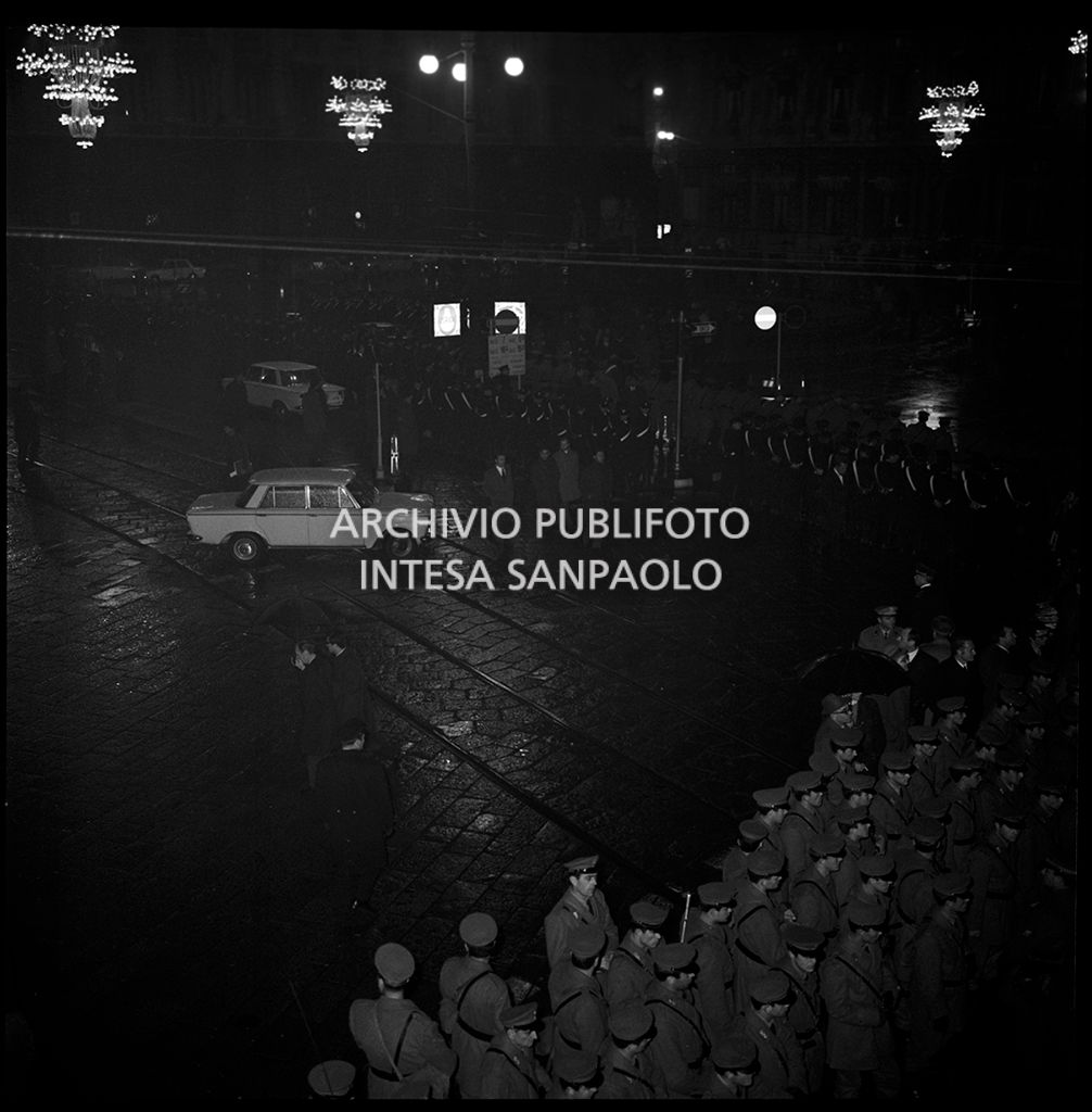 Contestazioni fuori dal Teatro alla Scala la sera dell'inaugurazione della stagione lirica 1968-1969