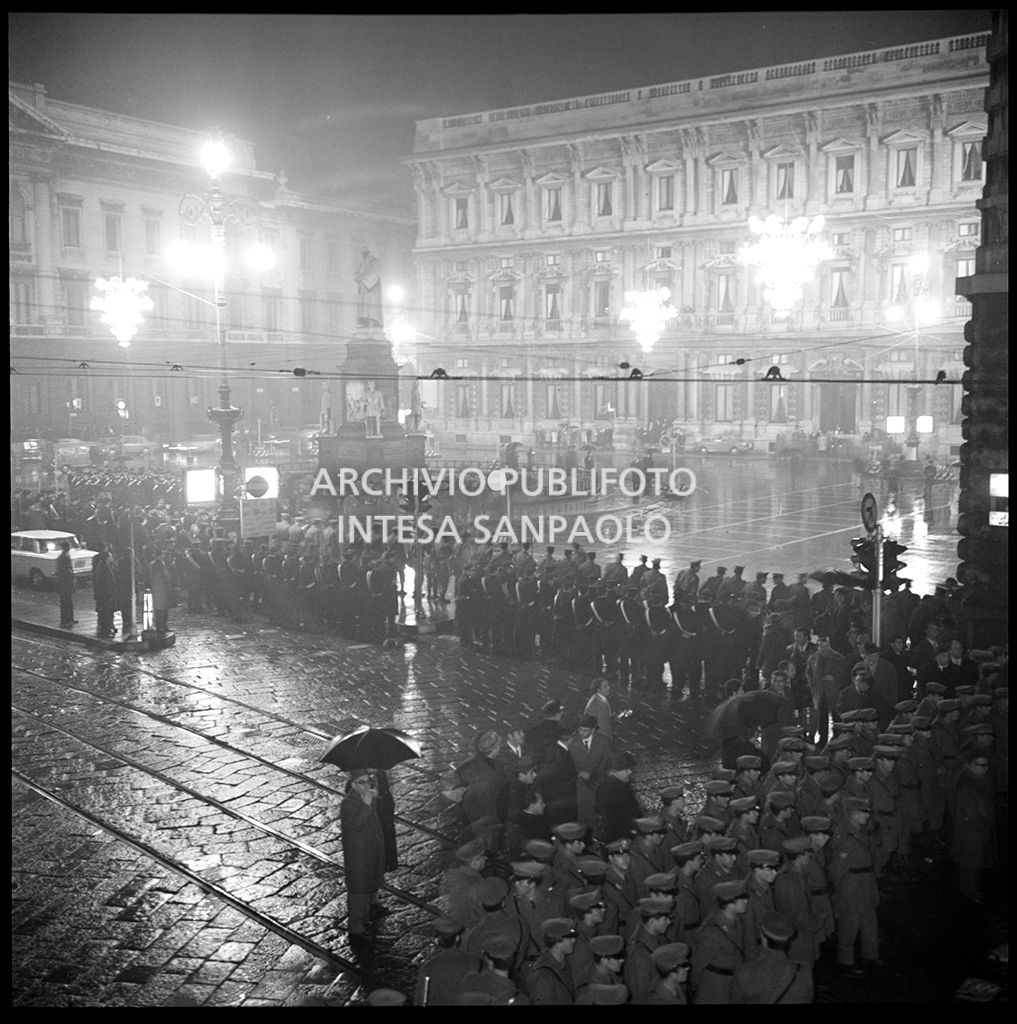 Contestazioni fuori dal Teatro alla Scala la sera dell'inaugurazione della stagione lirica 1968-1969