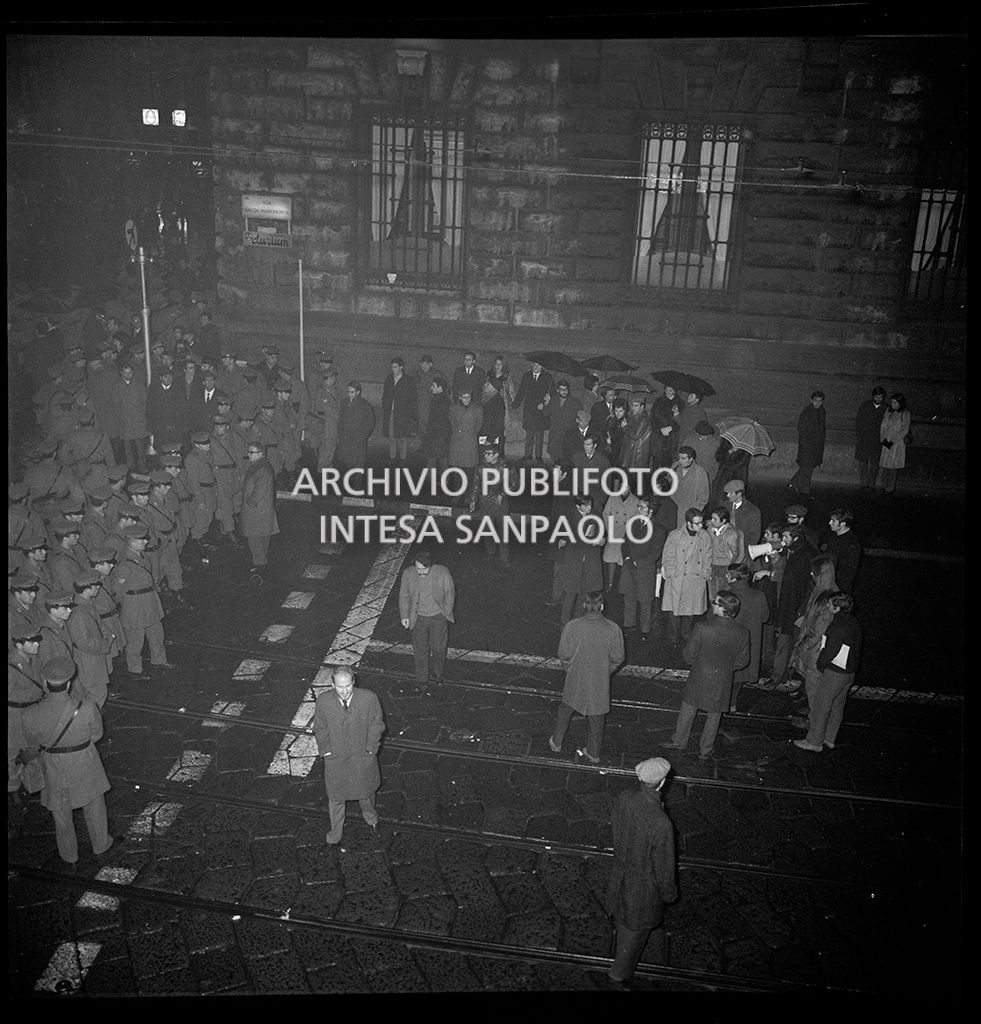 Contestazioni fuori dal Teatro alla Scala la sera dell'inaugurazione della stagione lirica 1968-1969