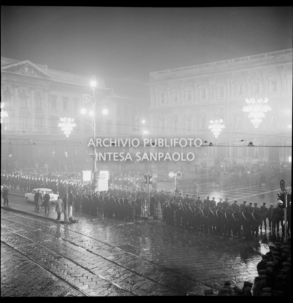 Contestazioni fuori dal Teatro alla Scala la sera dell'inaugurazione della stagione lirica 1968-1969