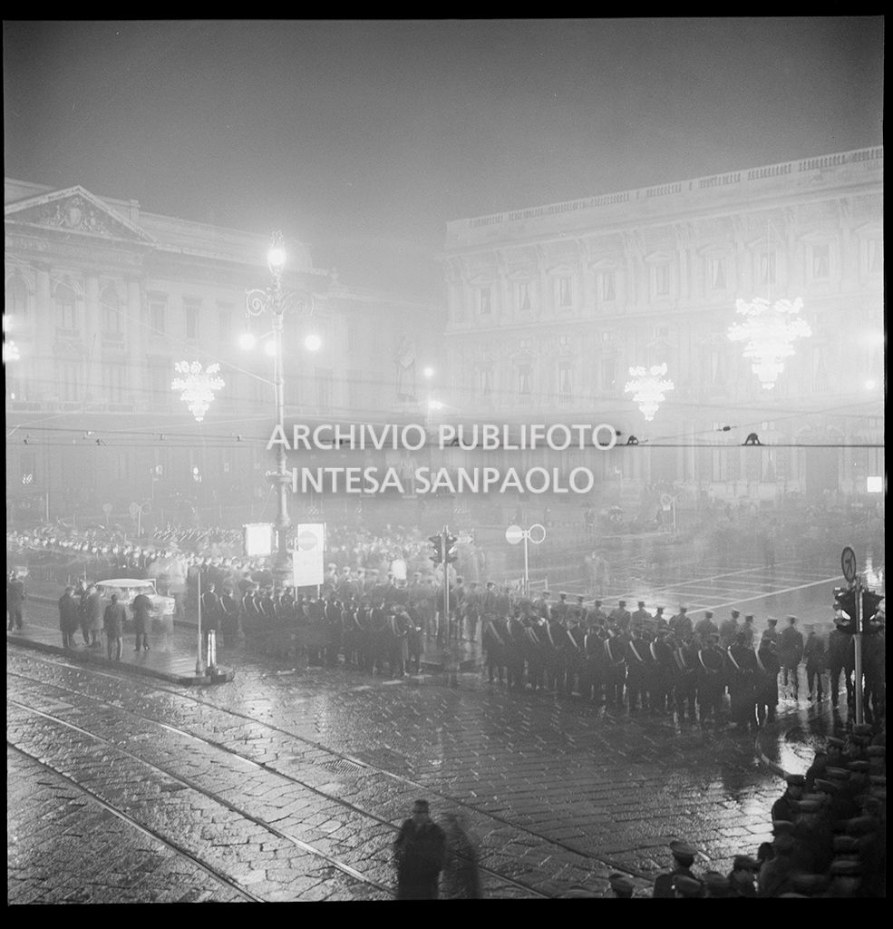 Contestazioni fuori dal Teatro alla Scala la sera dell'inaugurazione della stagione lirica 1968-1969