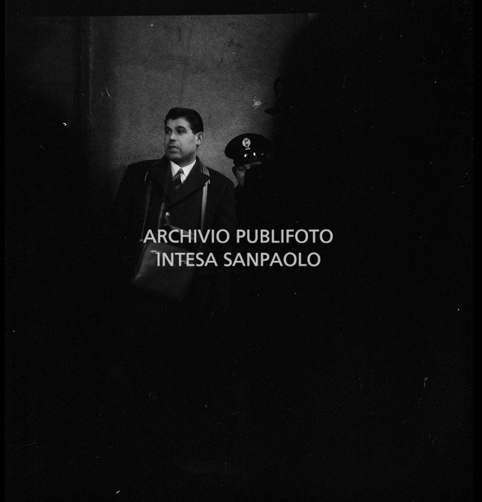Contestazioni fuori dal Teatro alla Scala la sera dell'inaugurazione della stagione lirica 1968-1969