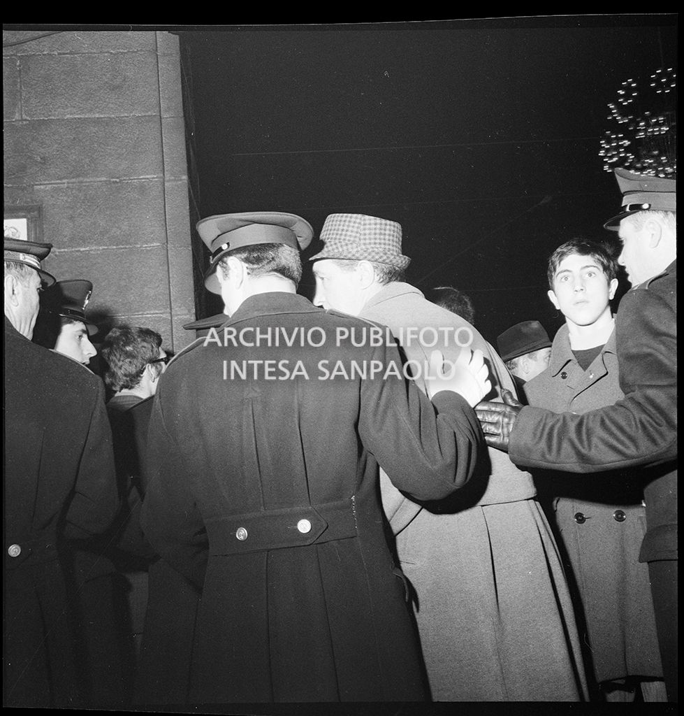 Contestazioni fuori dal Teatro alla Scala la sera dell'inaugurazione della stagione lirica 1968-1969