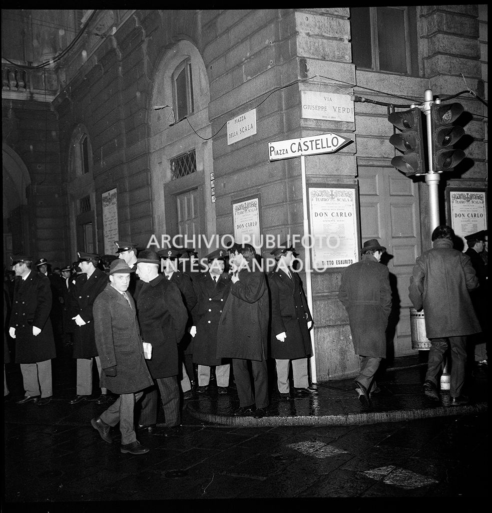 Contestazioni fuori dal Teatro alla Scala la sera dell'inaugurazione della stagione lirica 1968-1969