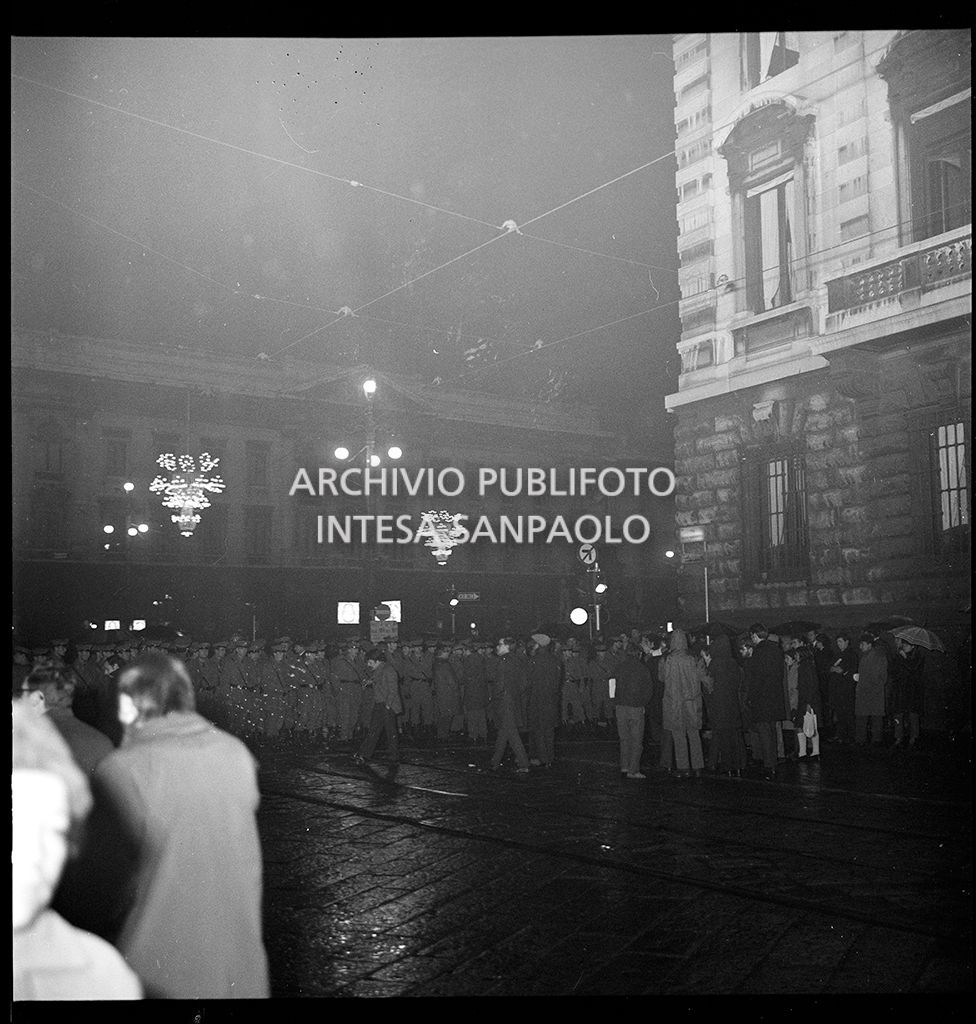 Contestazioni fuori dal Teatro alla Scala la sera dell'inaugurazione della stagione lirica 1968-1969