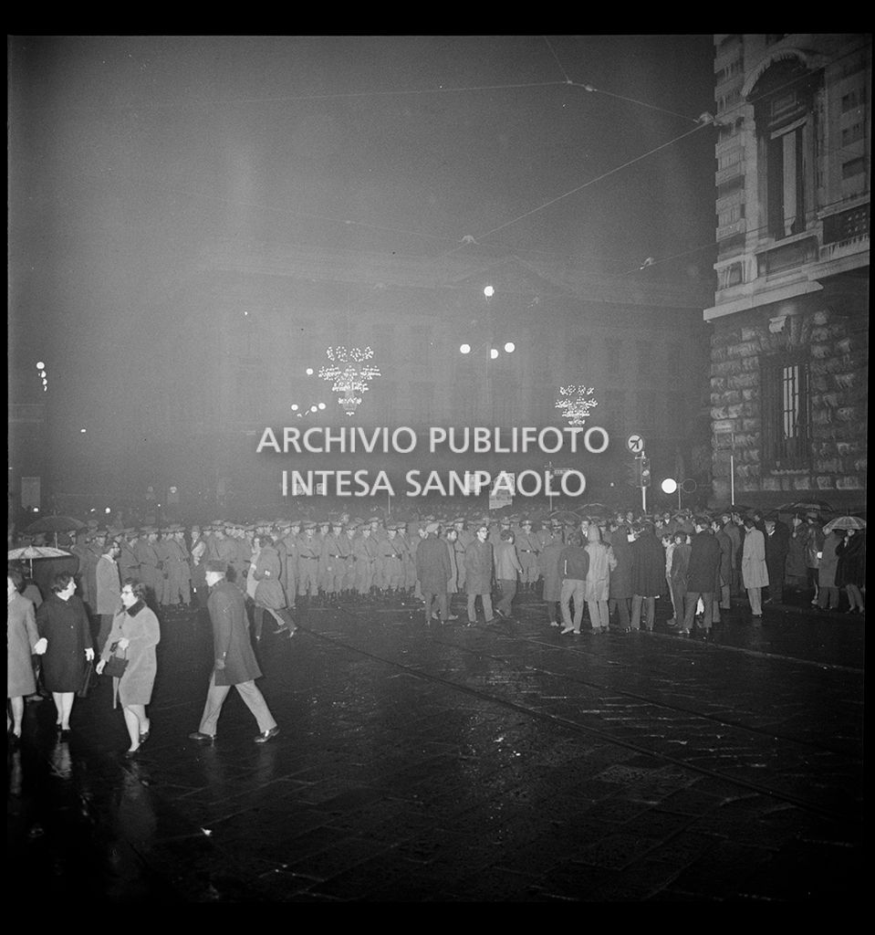Contestazioni fuori dal Teatro alla Scala la sera dell'inaugurazione della stagione lirica 1968-1969