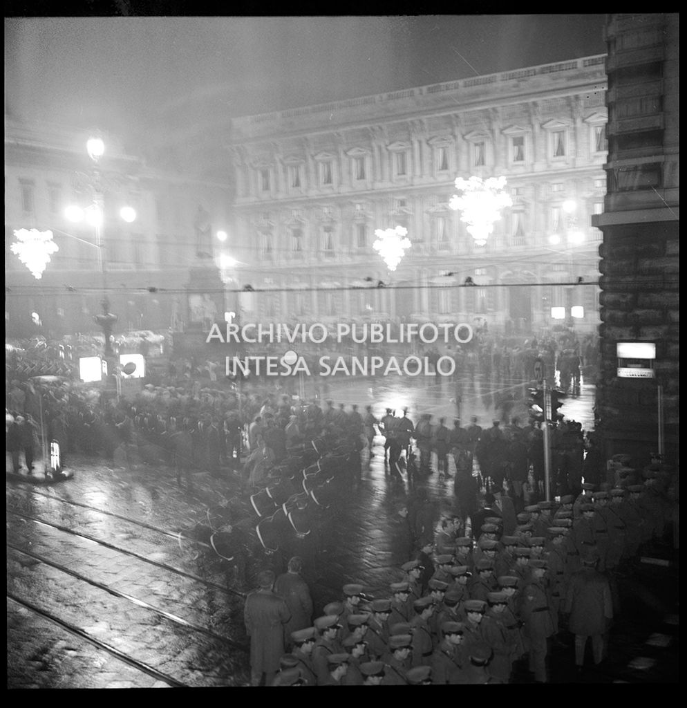 Contestazioni fuori dal Teatro alla Scala la sera dell'inaugurazione della stagione lirica 1968-1969