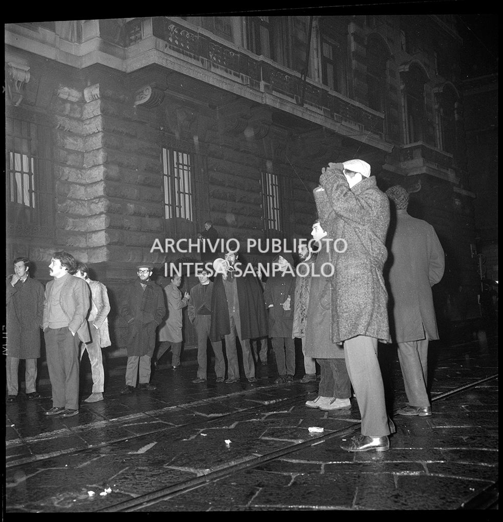 Contestazioni fuori dal Teatro alla Scala la sera dell'inaugurazione della stagione lirica 1968-1969
