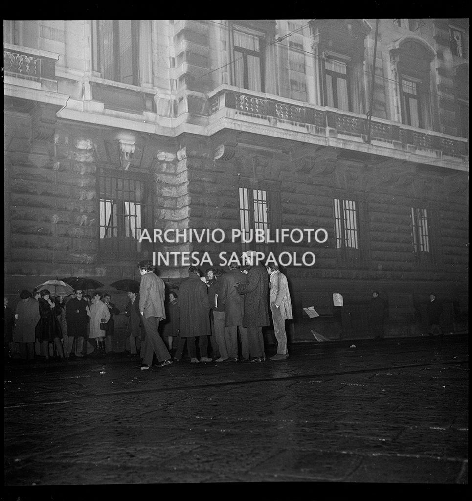 Contestazioni fuori dal Teatro alla Scala la sera dell'inaugurazione della stagione lirica 1968-1969