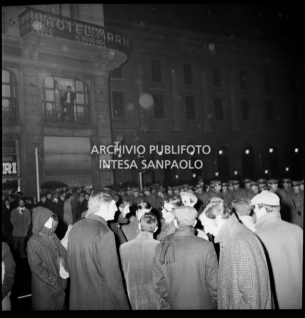 Contestazioni fuori dal Teatro alla Scala la sera dell'inaugurazione della stagione lirica 1968-1969