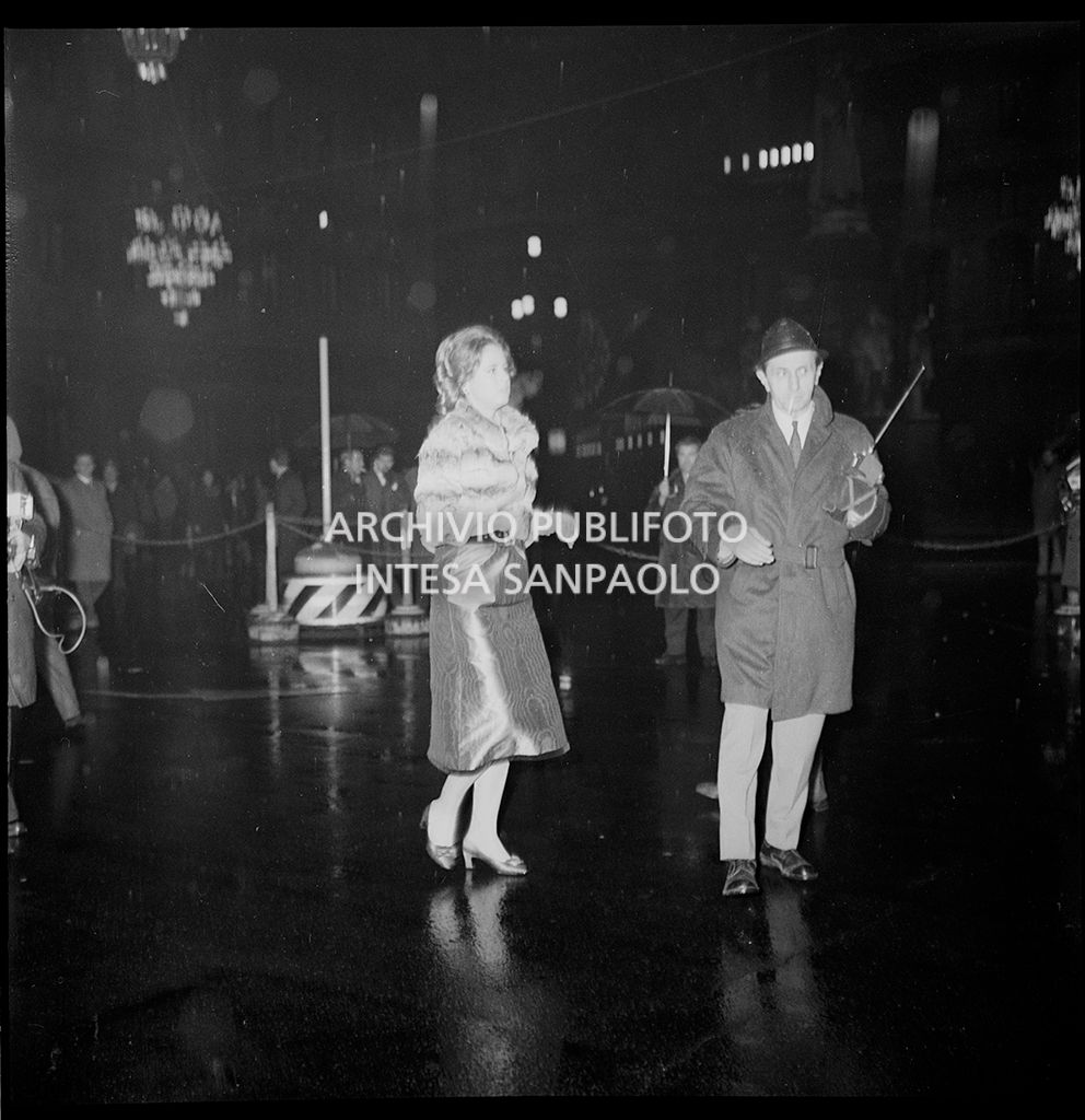 Contestazioni fuori dal Teatro alla Scala la sera dell'inaugurazione della stagione lirica 1968-1969