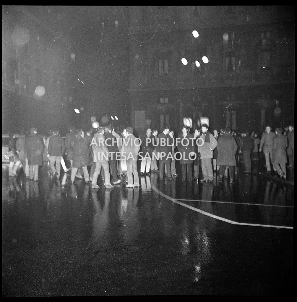 Contestazioni fuori dal Teatro alla Scala la sera dell'inaugurazione della stagione lirica 1968-1969