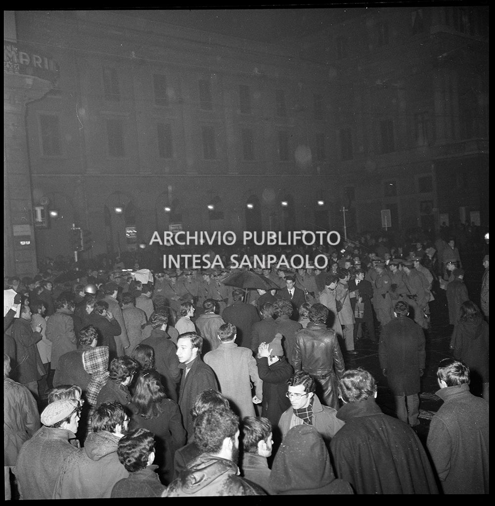 Contestazioni fuori dal Teatro alla Scala la sera dell'inaugurazione della stagione lirica 1968-1969