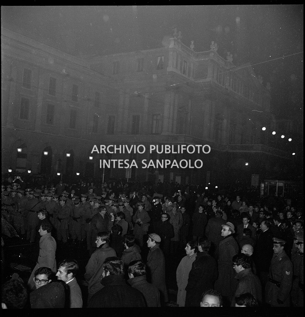 Contestazioni fuori dal Teatro alla Scala la sera dell'inaugurazione della stagione lirica 1968-1969