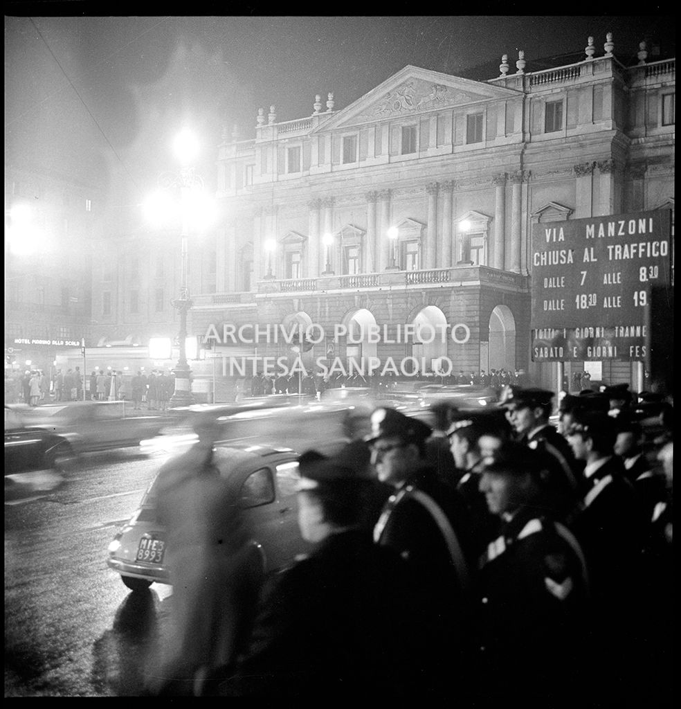 Contestazioni fuori dal Teatro alla Scala la sera dell'inaugurazione della stagione lirica 1968-1969