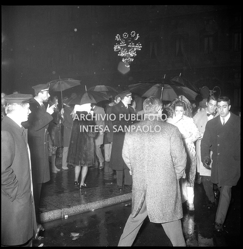 Contestazioni fuori dal Teatro alla Scala la sera dell'inaugurazione della stagione lirica 1968-1969