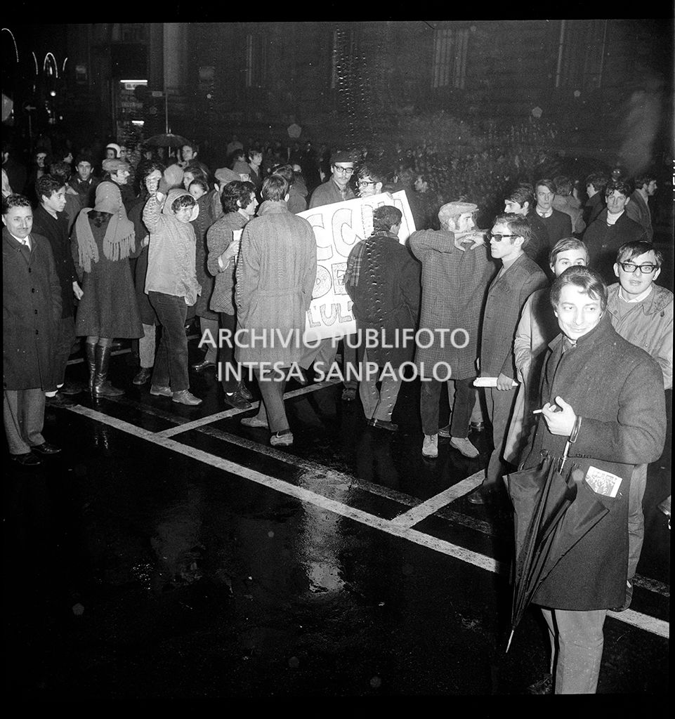 Contestazioni fuori dal Teatro alla Scala la sera dell'inaugurazione della stagione lirica 1968-1969