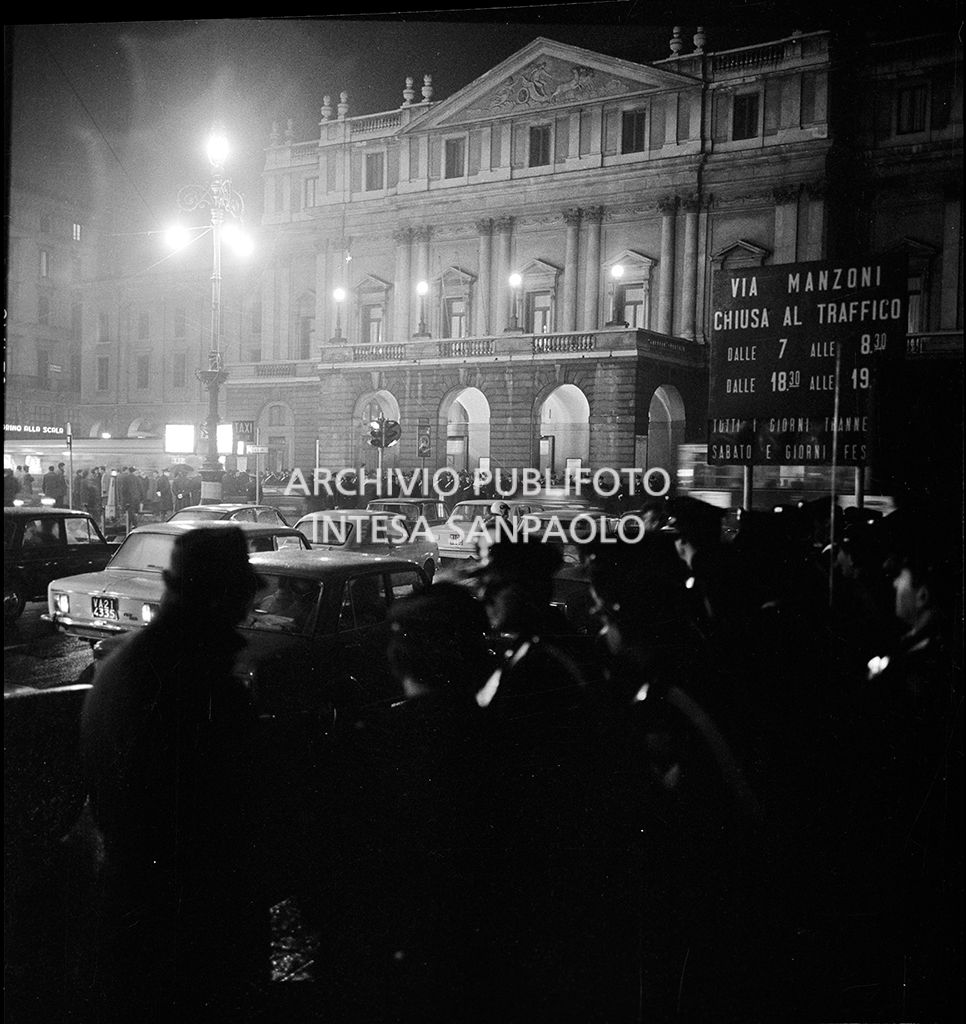 Contestazioni fuori dal Teatro alla Scala la sera dell'inaugurazione della stagione lirica 1968-1969