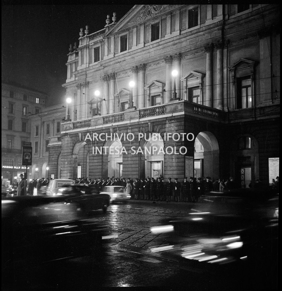 Contestazioni fuori dal Teatro alla Scala la sera dell'inaugurazione della stagione lirica 1968-1969